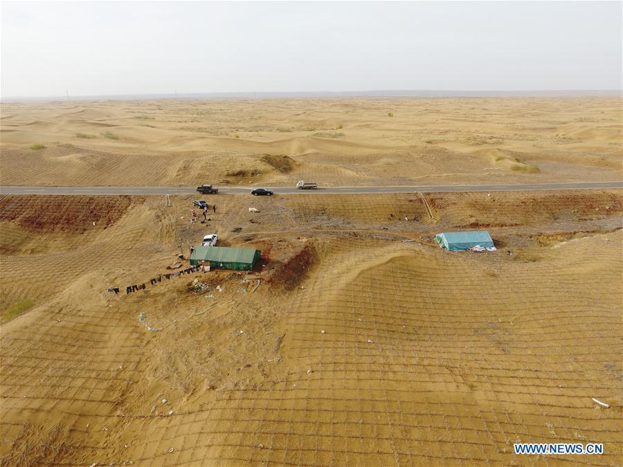 CHINA-INNER MONGOLIA-KUBUQI DESERT-WORKERS (CN)