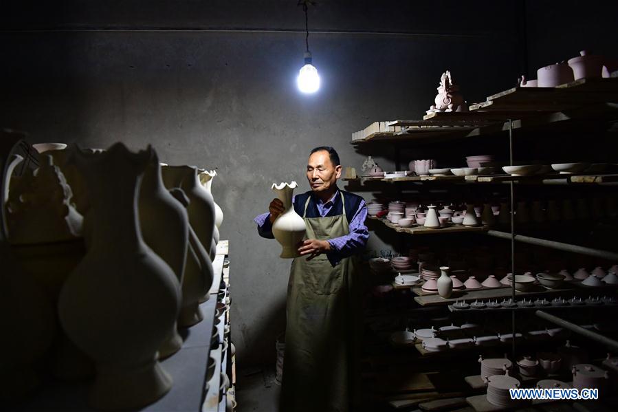 CHINA-HENAN-RU PORCELAIN-MAKING (CN)