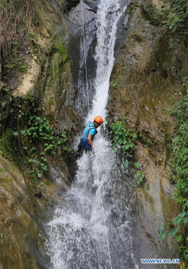 (SP)NEPAL-DHADING-CANYONING