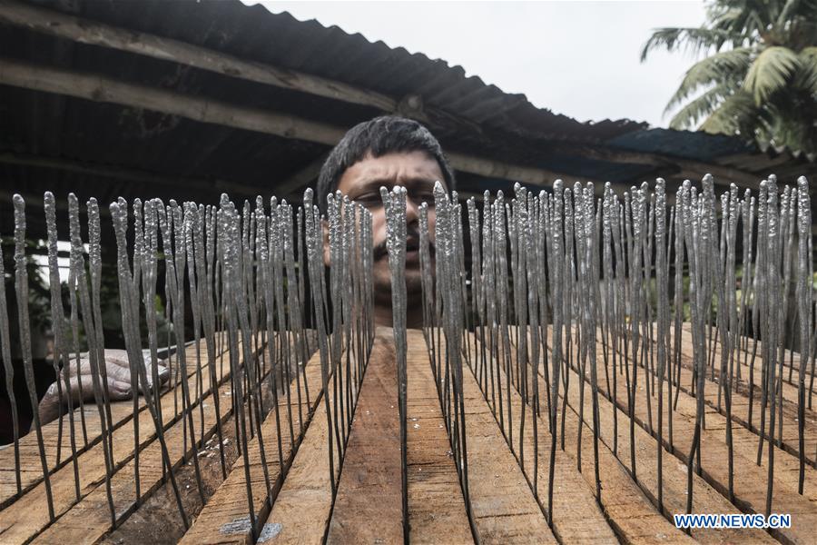 INDIA-KOLKATA-FIRE CRACKERS MAKING