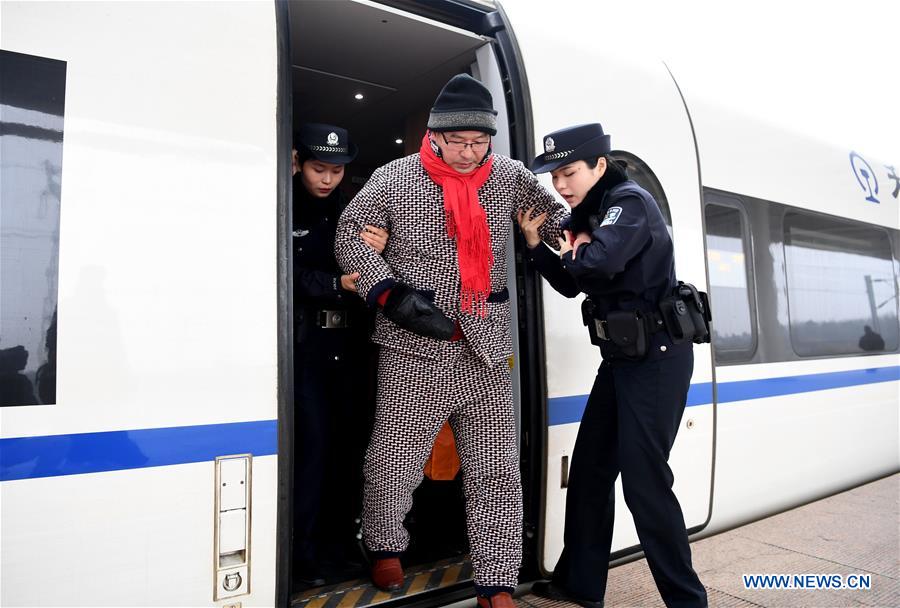 CHINA-HEFEI-SPRING FESTIVAL TRAVEL RUSH-RAILWAY POLICEWOMEN (CN)