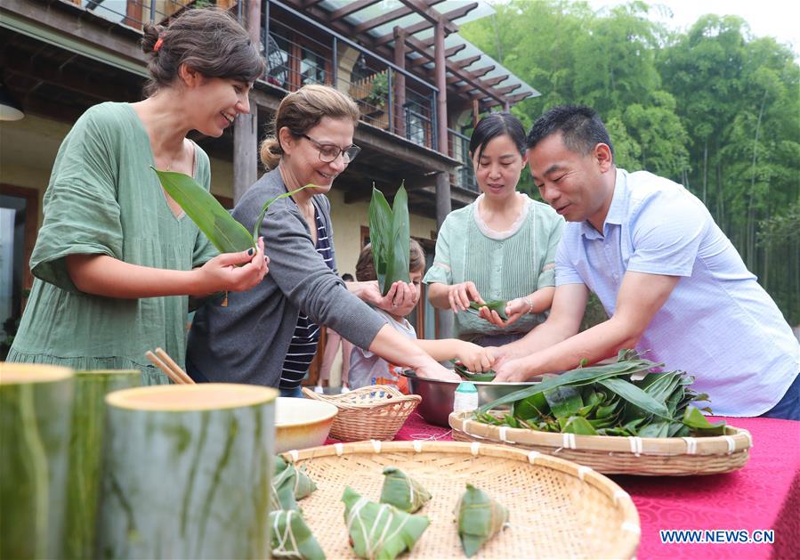 #CHINA-DRAGON BOAT FESTIVAL-FOLK CUSTOMS (CN)