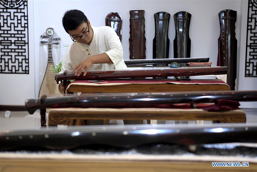 CHINA-HENAN-LANKAO-"GUQIN" MAKER (CN)