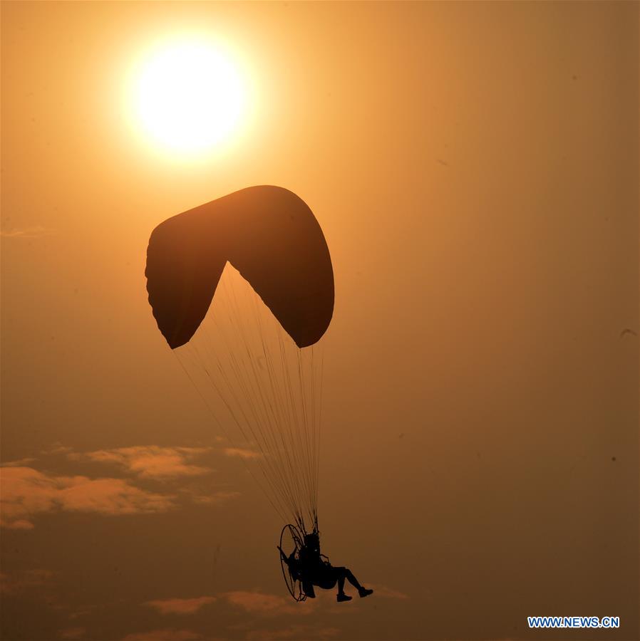 KUWAIT-AL AHMADI-PARAGLIDER-SUNSET