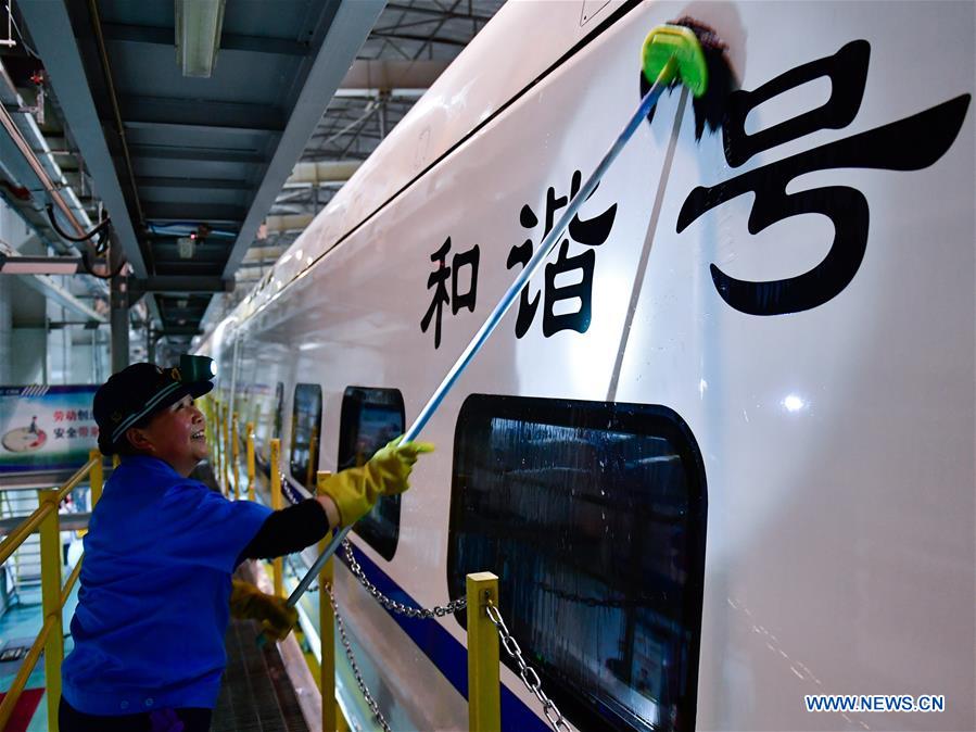 CHINA-XINING-SPRING FESTIVAL TRAVEL RUSH-HIGH SPEED TRAIN-WORKERS(CN) 