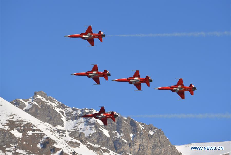 (SP)SWITZERLAND-LES DIABLERETS-WINTER YOG-AEROBATIC PERFORMANCE