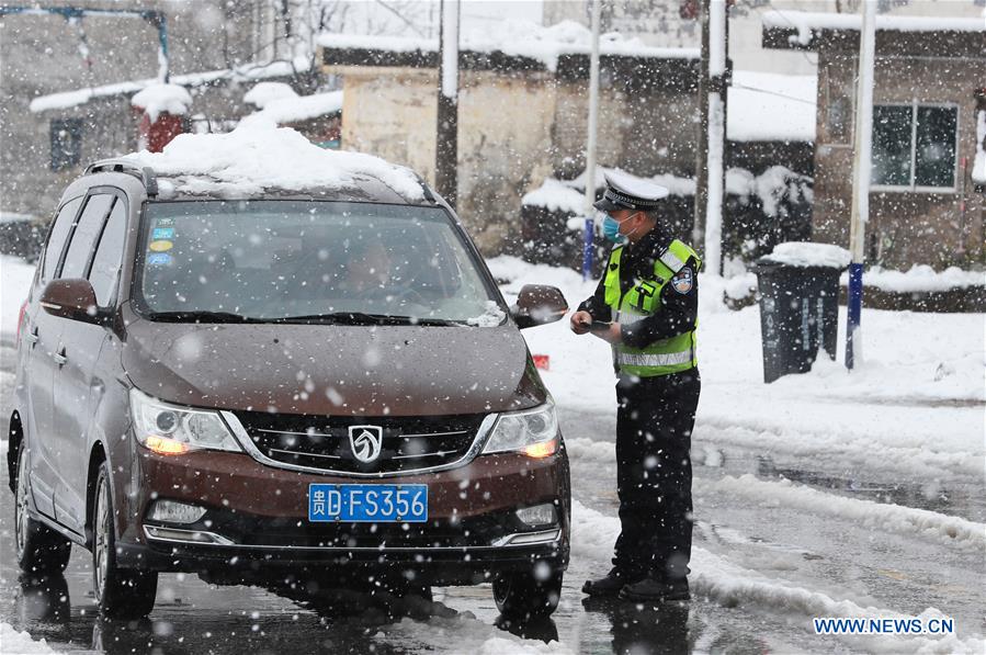 #CHINA-CHINESE LUNAR NEW YEAR-PEOPLE AT WORK (CN)