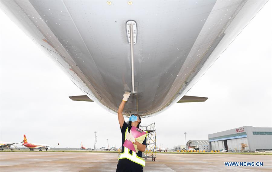 CHINA-HAINAN-HAIKOU-AIRPLANES-FEMALE MAINTENANCE ENGINEERS (CN)