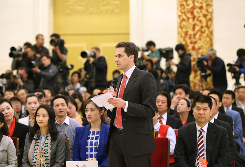 3月15日，国务院总理李克强在北京人民大会堂与中外记者见面，并回答记者提问。这是一位记者在提问。 新华社记者 刘卫兵摄