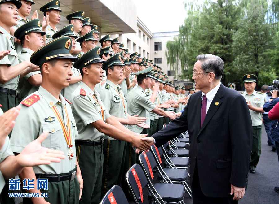 8月7日，中共中央政治局常委、全国政协主席、中央代表团团长俞正声率代表团部分成员分别赴内蒙古军区、武警内蒙古总队、武警内蒙古森林总队慰问，并会见自治区政法干警代表。这是俞正声会见武警内蒙古森林总队官兵。新华社记者 张领 摄