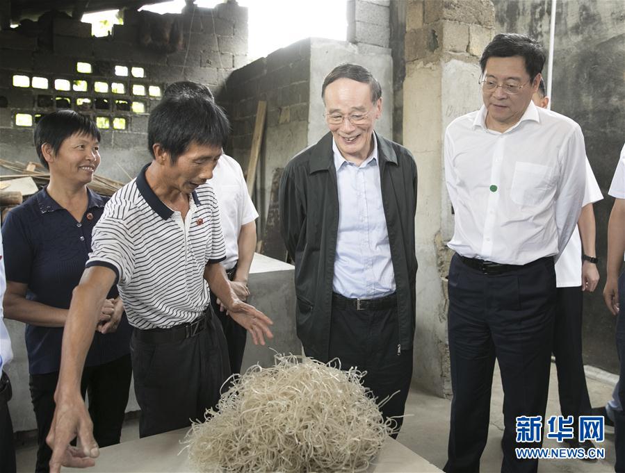 9月3日至5日，中共中央政治局常委、中央纪委书记、中央巡视工作领导小组组长王岐山在湖南省调研并主持召开巡察工作座谈会。这是9月4日，王岐山在浏阳市官桥镇石灰嘴村贫困户家中了解脱贫情况。新华社记者 王晔 摄

