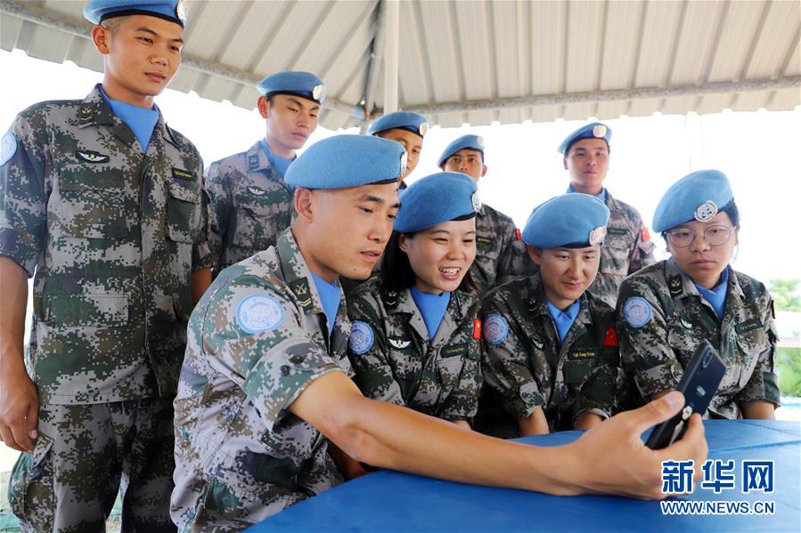 （国际·图文互动）（1）通讯：向“时代楷模”看齐——记中国赴黎维和扫雷官兵对话杜富国