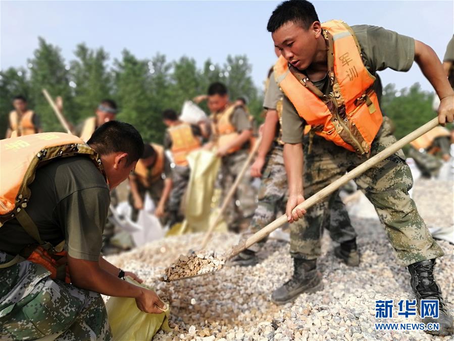 （图文互动）（4）五十勇士战江洲——陆军第71集团军某旅工兵连党员突击队九江抢险记事