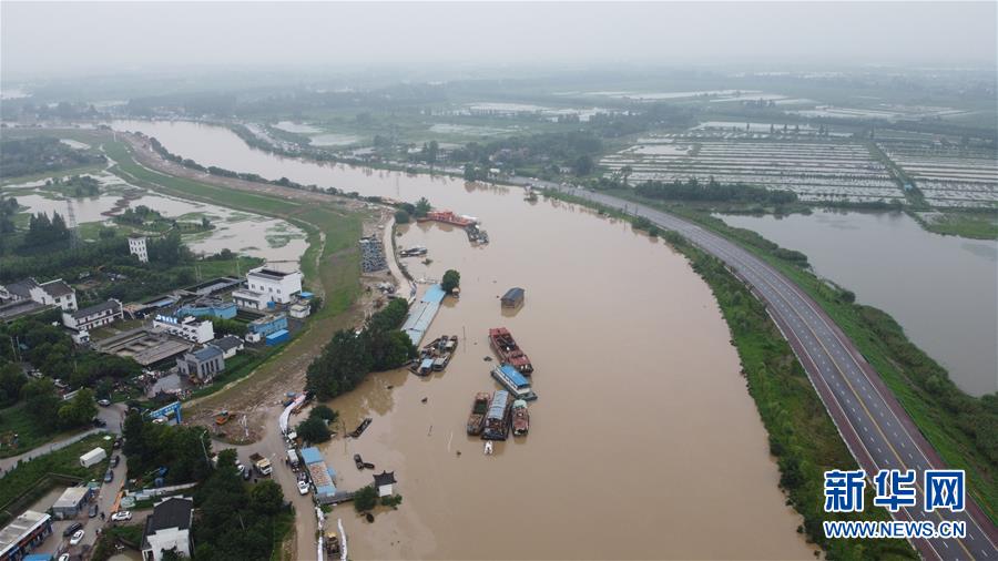 （防汛抗洪·图文互动）（2）洪水来袭，铜锣声在千年古镇的雨夜响起