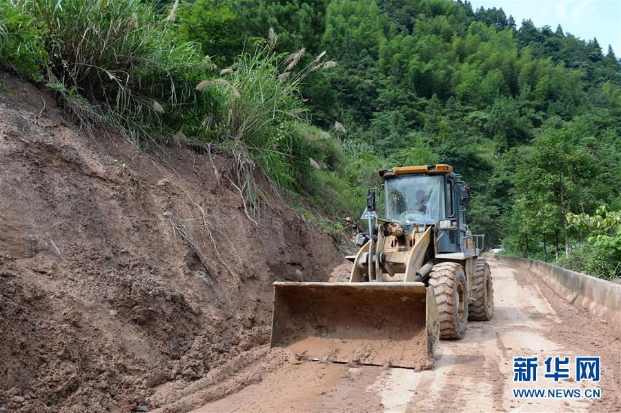 （防汛抗洪·图文互动）（1）修路通水忙重建 补种抢收复生产——湘西山洪后恢复生产生活见闻