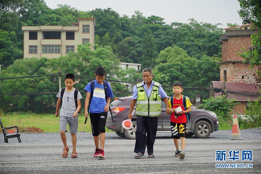 （新华全媒头条·图文互动）（11）凝聚民族复兴的精神伟力——以习近平同志为核心的党中央重视思想道德建设关心关爱道德模范纪实