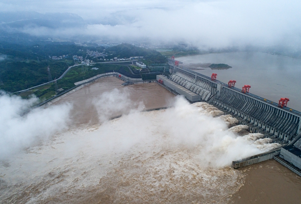 三峡水利枢纽迎战建库以来最大洪峰