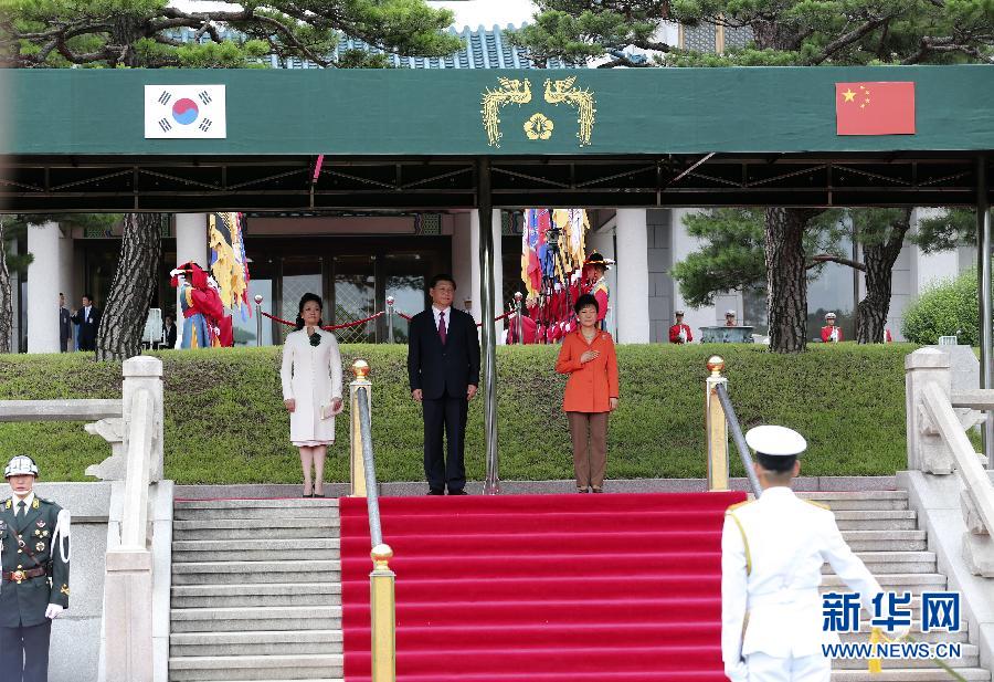 7月3日，国家主席习近平在首尔同韩国总统朴槿惠举行会谈?；崽盖?，朴槿惠在青瓦台总统府为习近平举行隆重欢迎仪式。 新华社记者丁林摄 