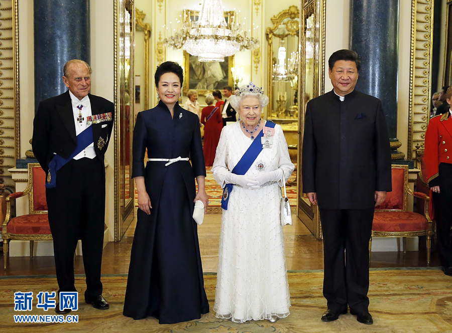 10月20日，国家主席习近平在伦敦白金汉宫出席英国女王伊丽莎白二世举行的欢迎晚宴。 新华社记者 鞠鹏 摄