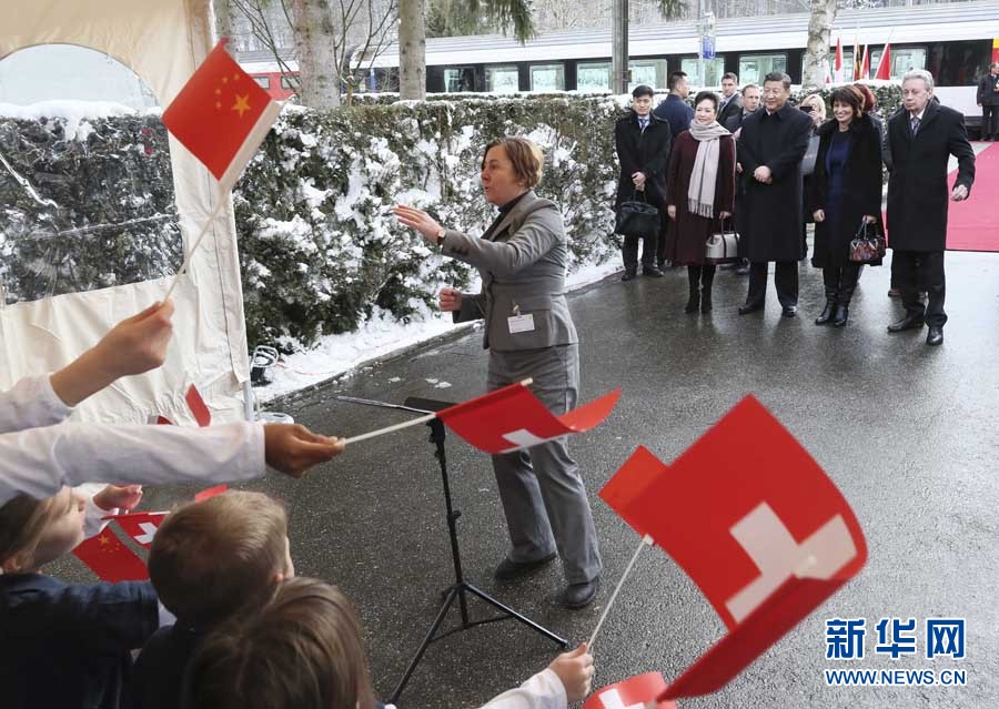 这是习近平和夫人彭丽媛在伯尔尼克尔萨茨火车站观看瑞士童声合唱团表演。 新华社记者 兰红光 摄