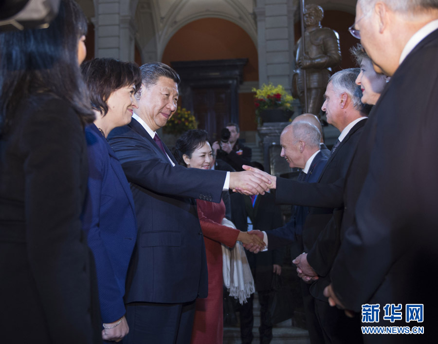 1月15日，国家主席习近平在伯尔尼出席瑞士联邦委员会全体委员集体举行的迎接仪式并致辞。 新华社记者 谢环驰 摄