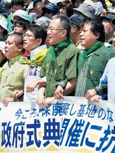 安倍呼"天皇万岁"激怒冲绳民众